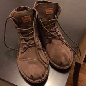 TOMS brown suede boots